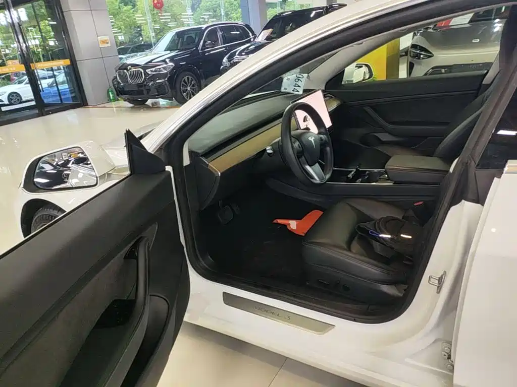 Tesla Model 3 — миниатюра 16