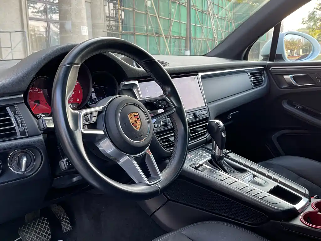 PORSCHE MACAN