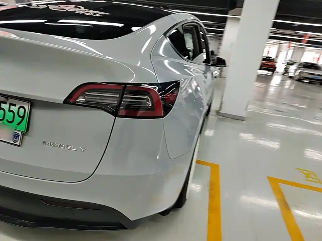 Tesla Model Y — миниатюра 8