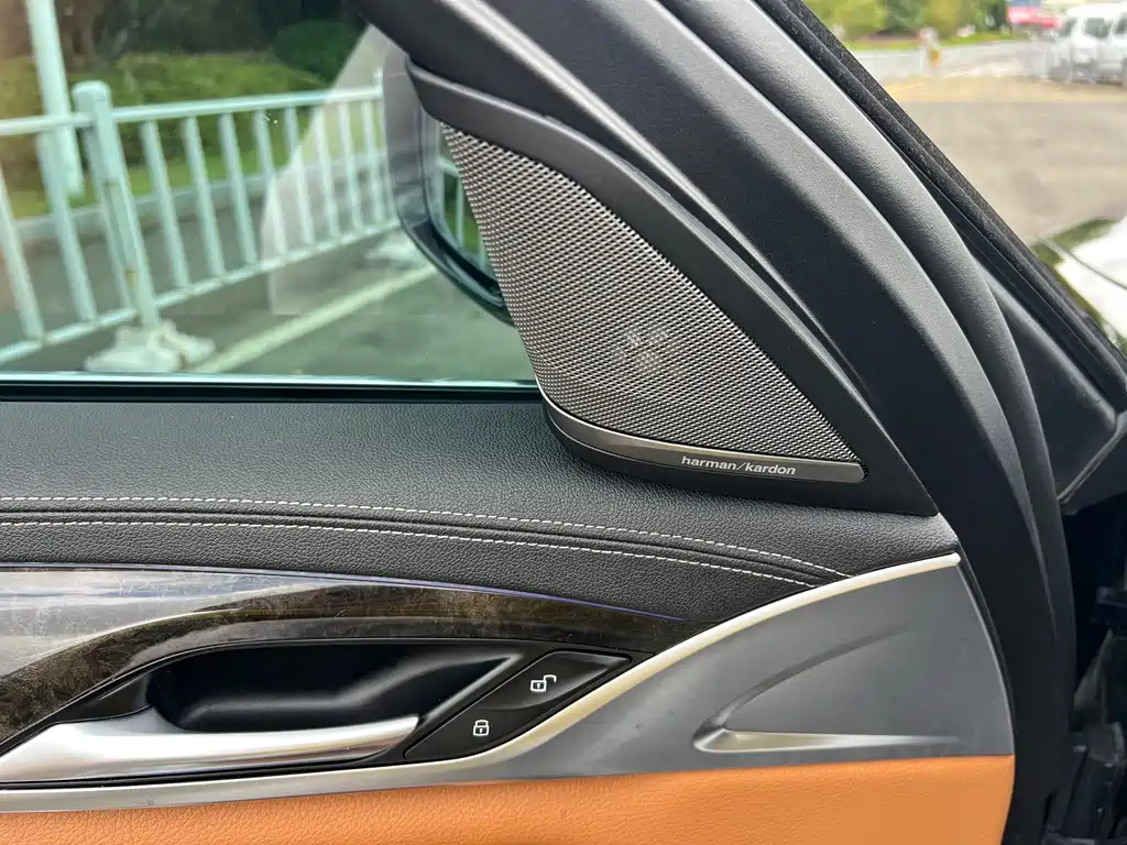 BMW 5 Series — миниатюра 6