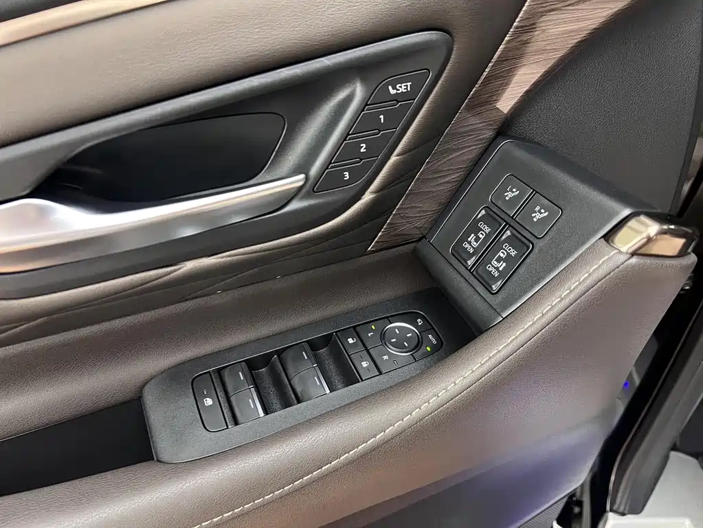 Toyota Alphard — миниатюра 13
