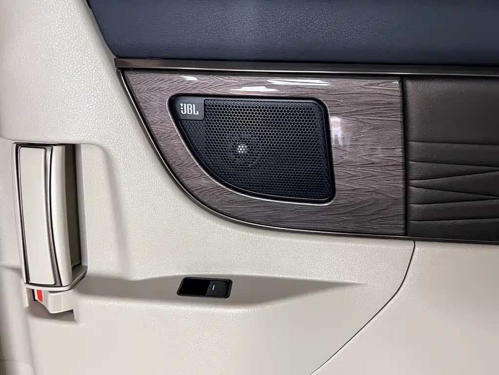 Toyota Alphard — миниатюра 29