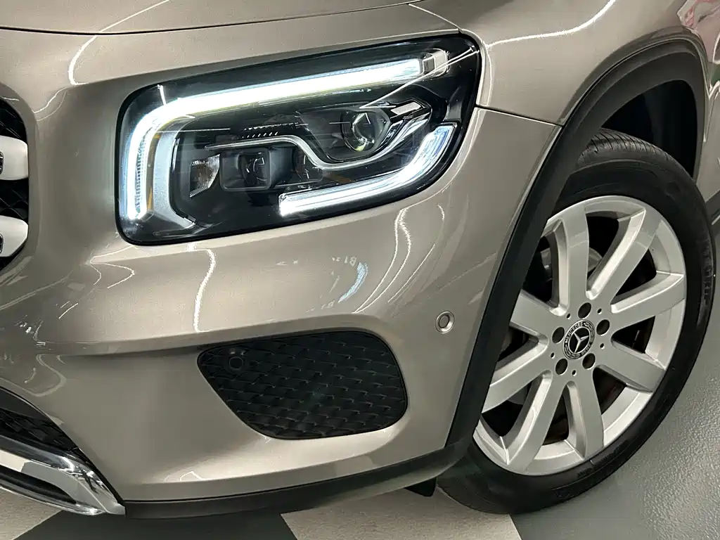 MERCEDES-BENZ GLB