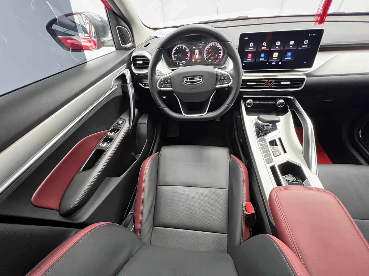 Geely Binyue 1.4 л 2022 г. красный/фиолетовый, пробег 23000 км