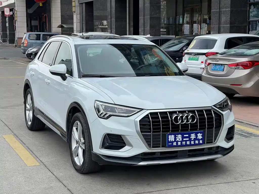 AUDI Q3