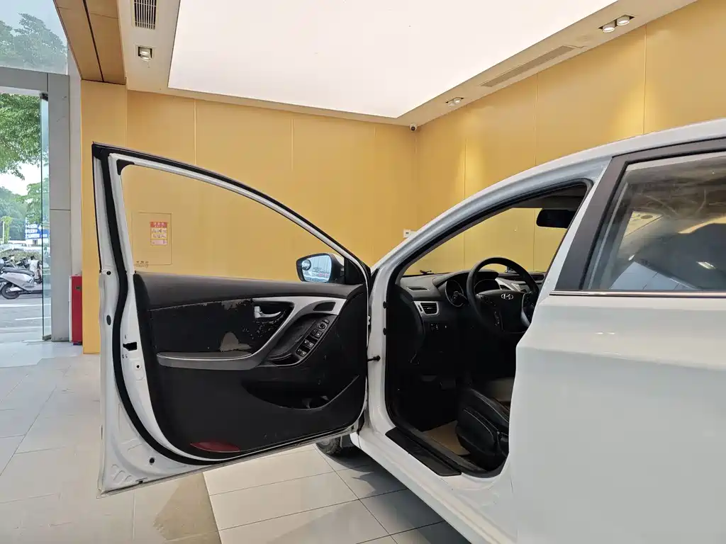 Hyundai Elantra 2016 1.6L AT Luxury
