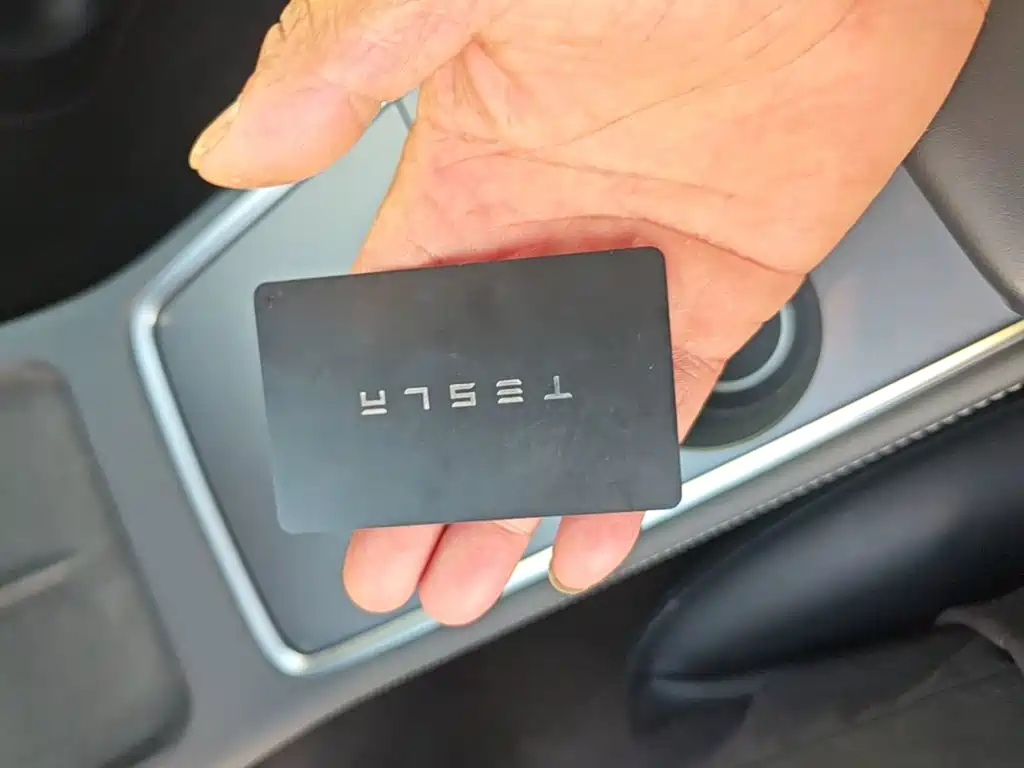 Tesla Model Y — миниатюра 9