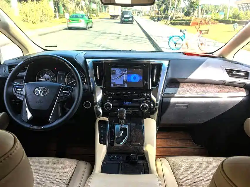Toyota Alphard — миниатюра 7