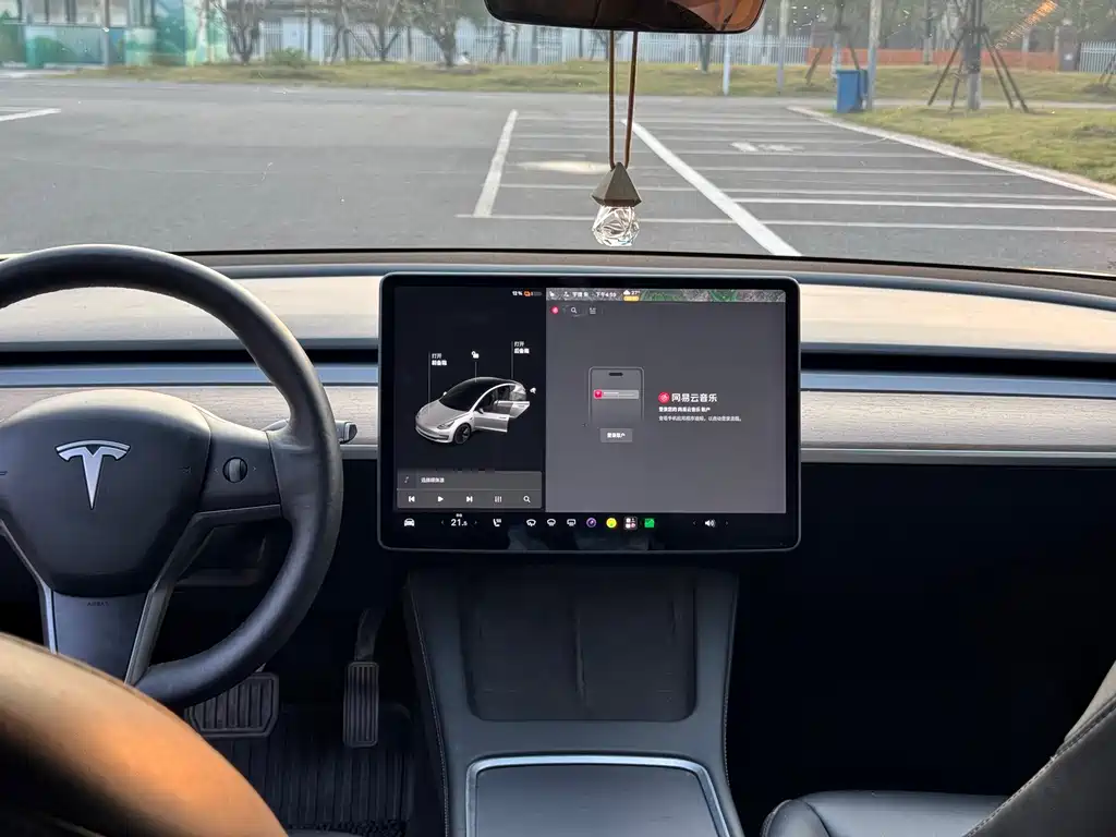 Tesla Model 3 — миниатюра 5