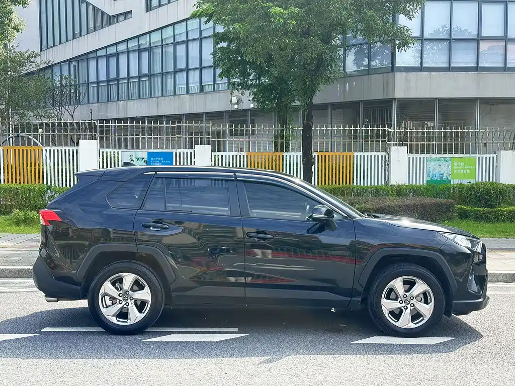 Toyota RAV4 — миниатюра 7