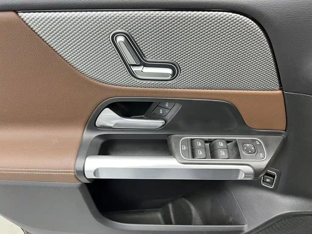 Mercedes-Benz GLB — миниатюра 16