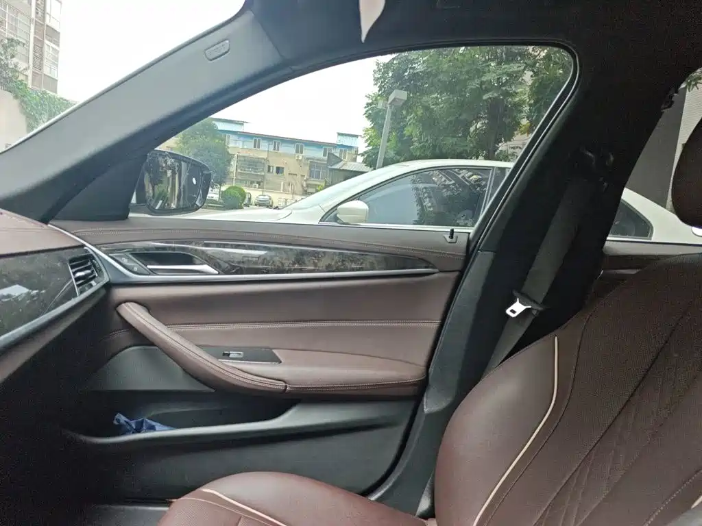 BMW 5 Series — миниатюра 18