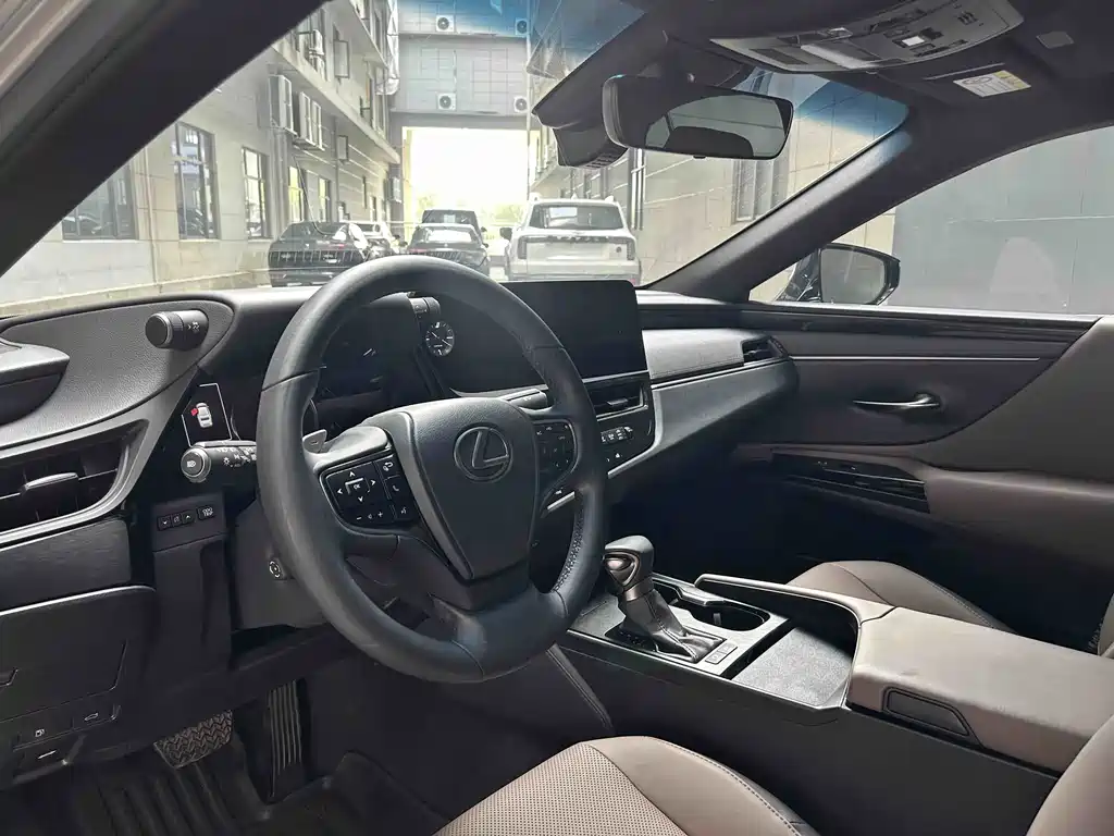 Lexus ES 2020 — фото 13