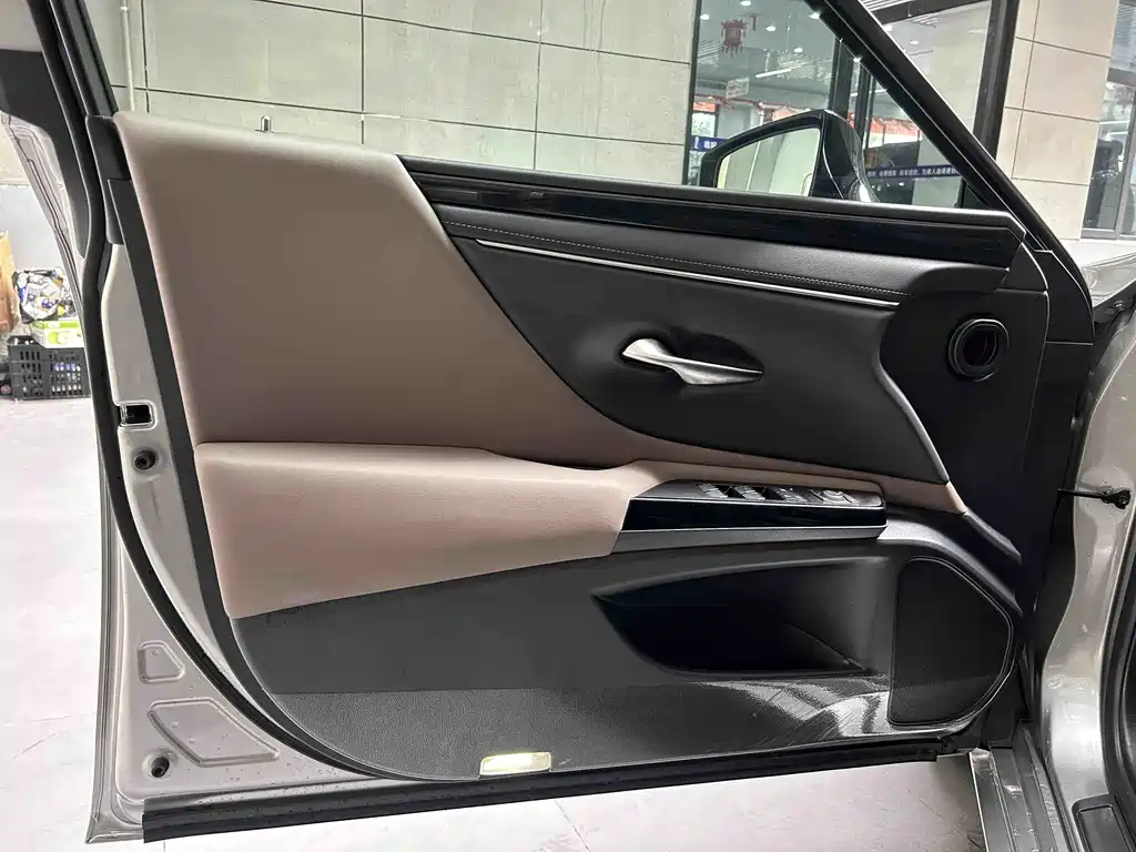 Lexus ES 2020 — фото 12