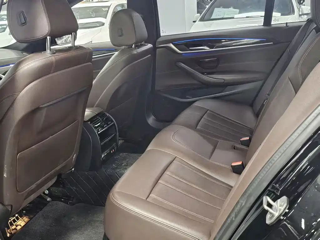 BMW 5 Series — миниатюра 13