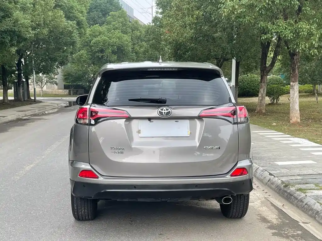 Toyota RAV4 — миниатюра 6