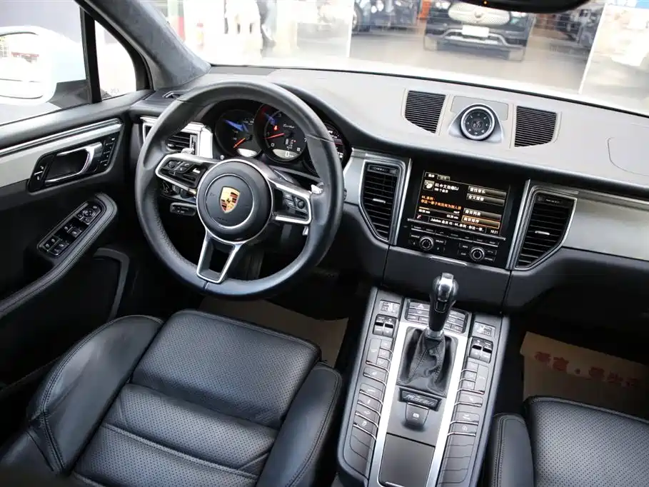 PORSCHE MACAN