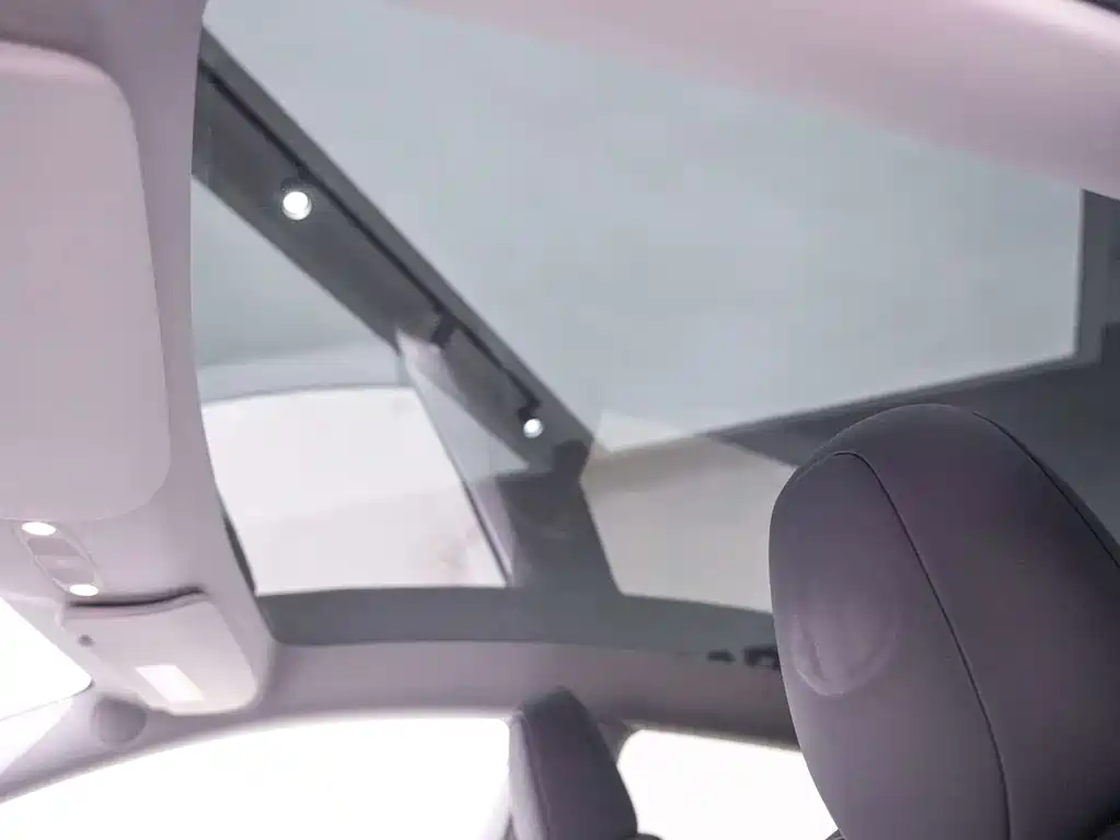 Tesla Model Y — миниатюра 7