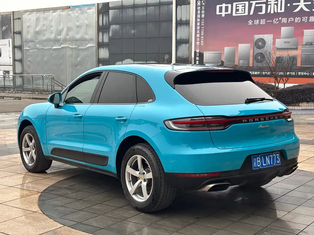 PORSCHE MACAN