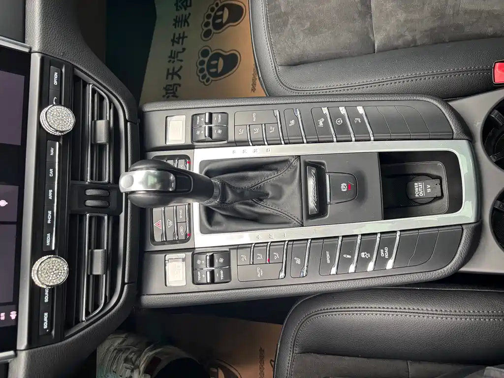 PORSCHE MACAN