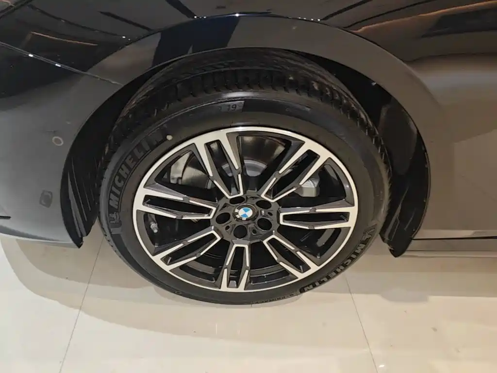 BMW 5 Series — миниатюра 23