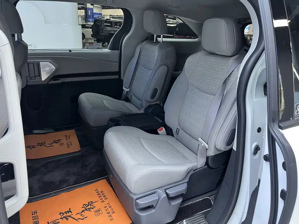 Toyota Sienna — миниатюра 7