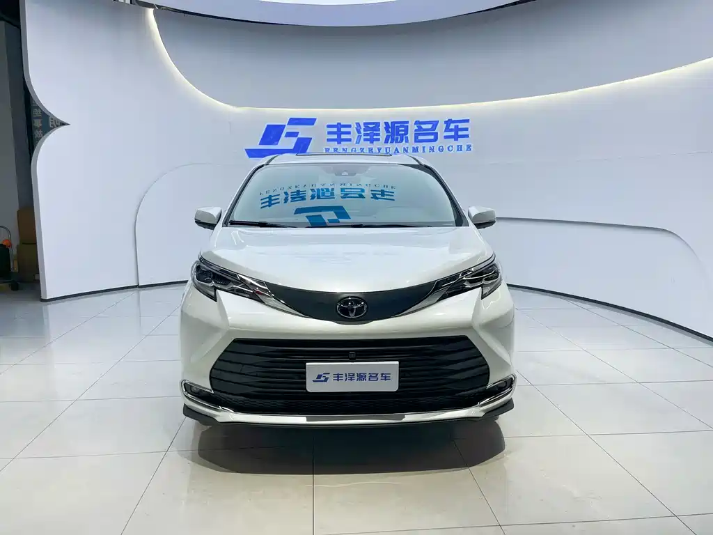 Toyota Sienna — миниатюра 2