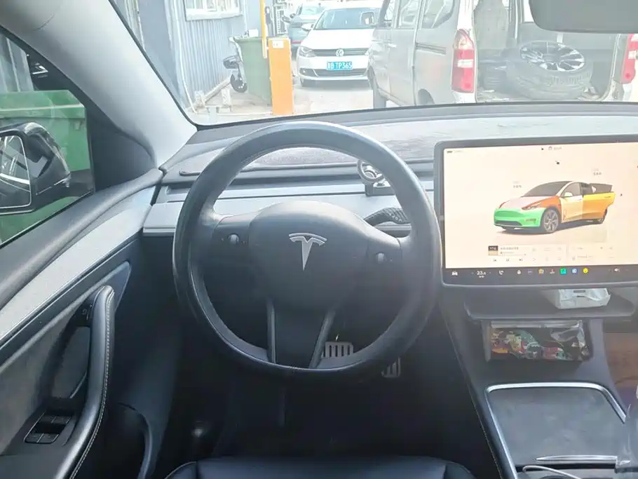 Tesla Model Y — миниатюра 15