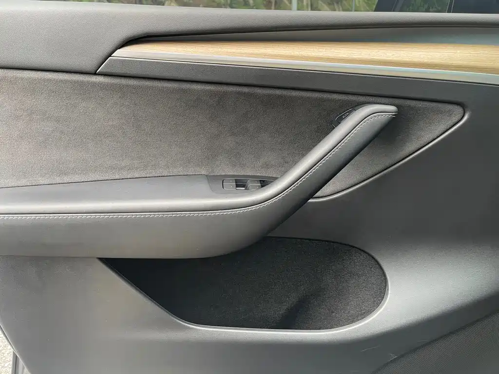 Tesla Model Y — миниатюра 7