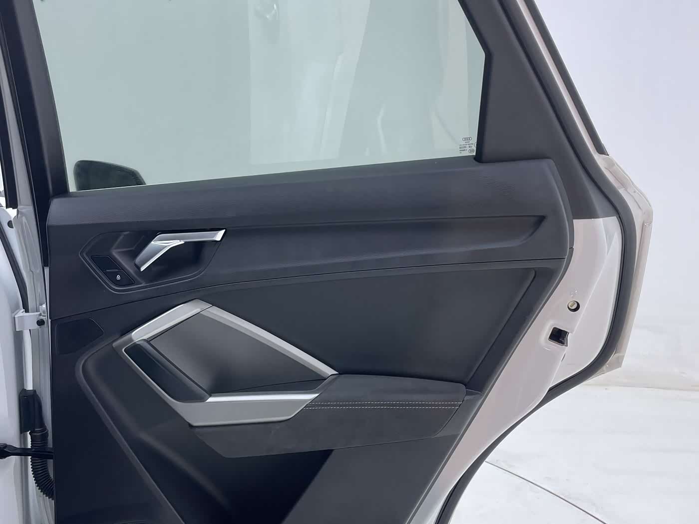 Audi Q3 1.4 л 2023 г. Белый, пробег 29000 км