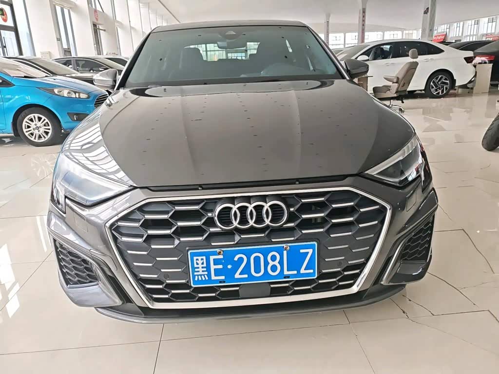 Audi A3 1.4 л 2023 г. Серебристо-серый, пробег 25000 км