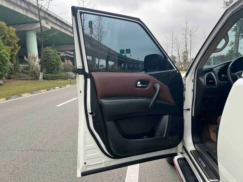 Nissan Patrol — миниатюра 4