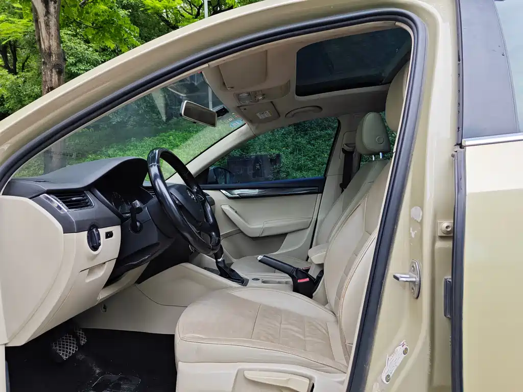 Skoda Octavia 2015 1.6L AT