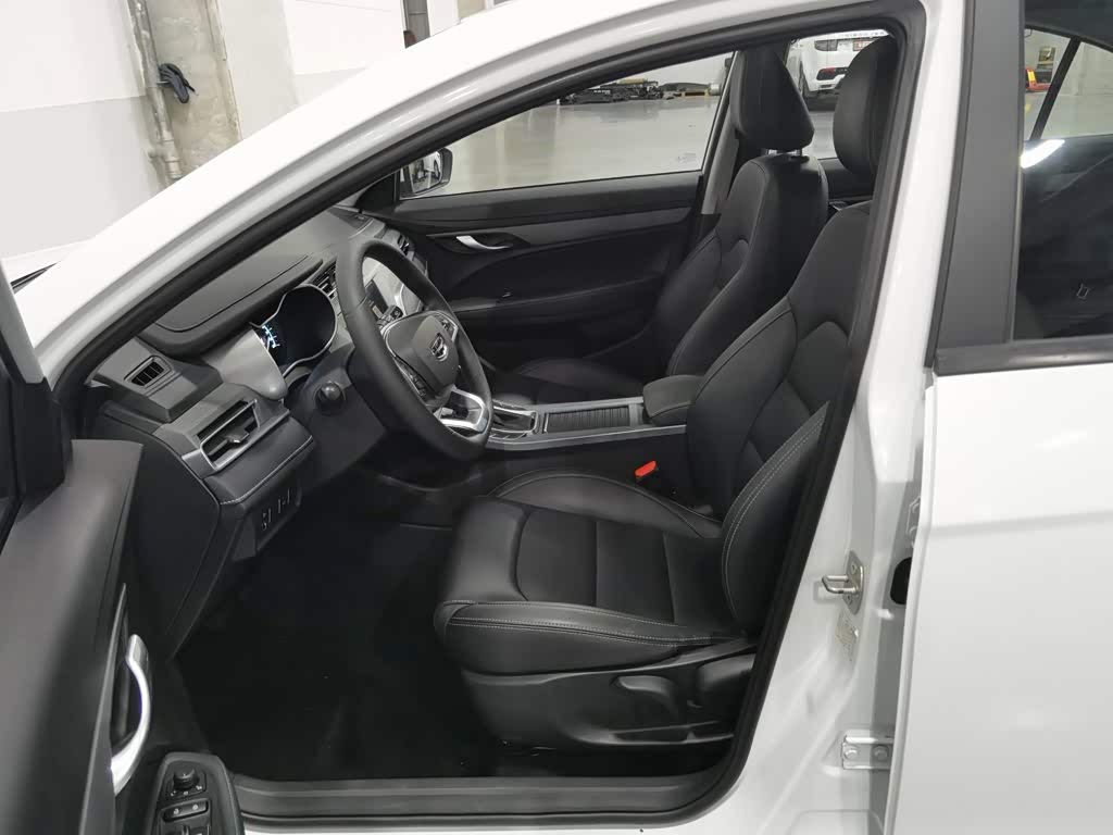 Geely Emgrand 1.5 л 2022 г. Белый, пробег 36500 км