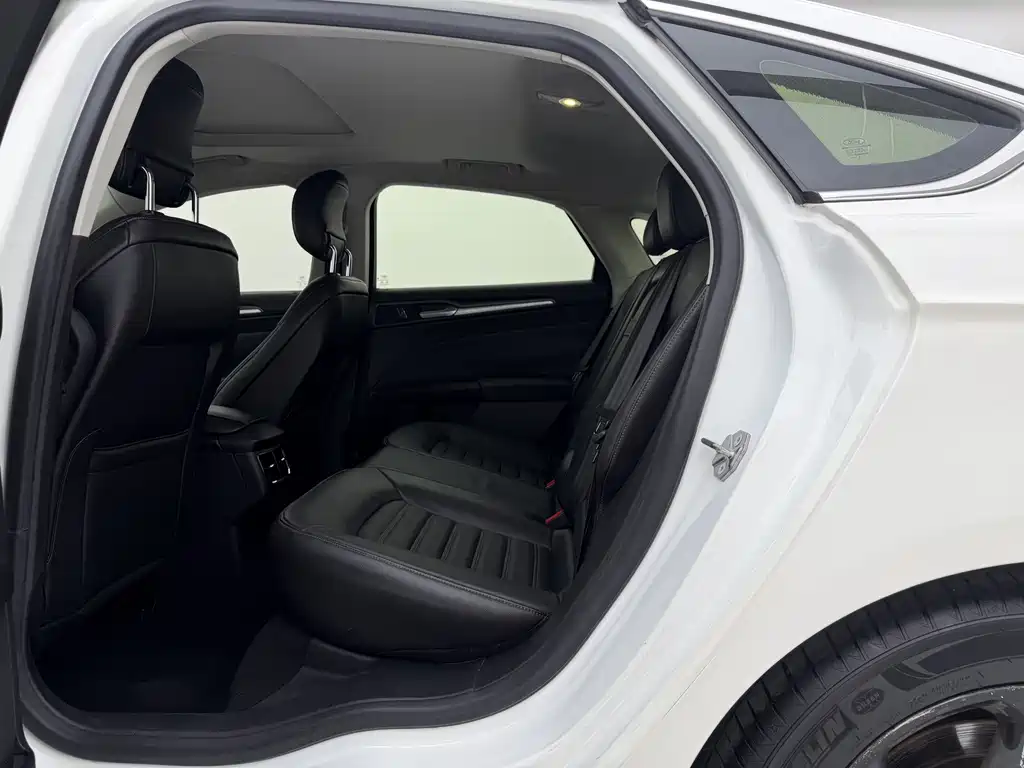 Ford Mondeo — миниатюра 9