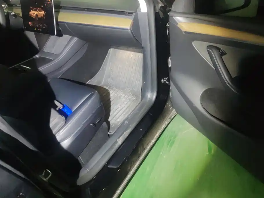 Tesla Model Y — миниатюра 8