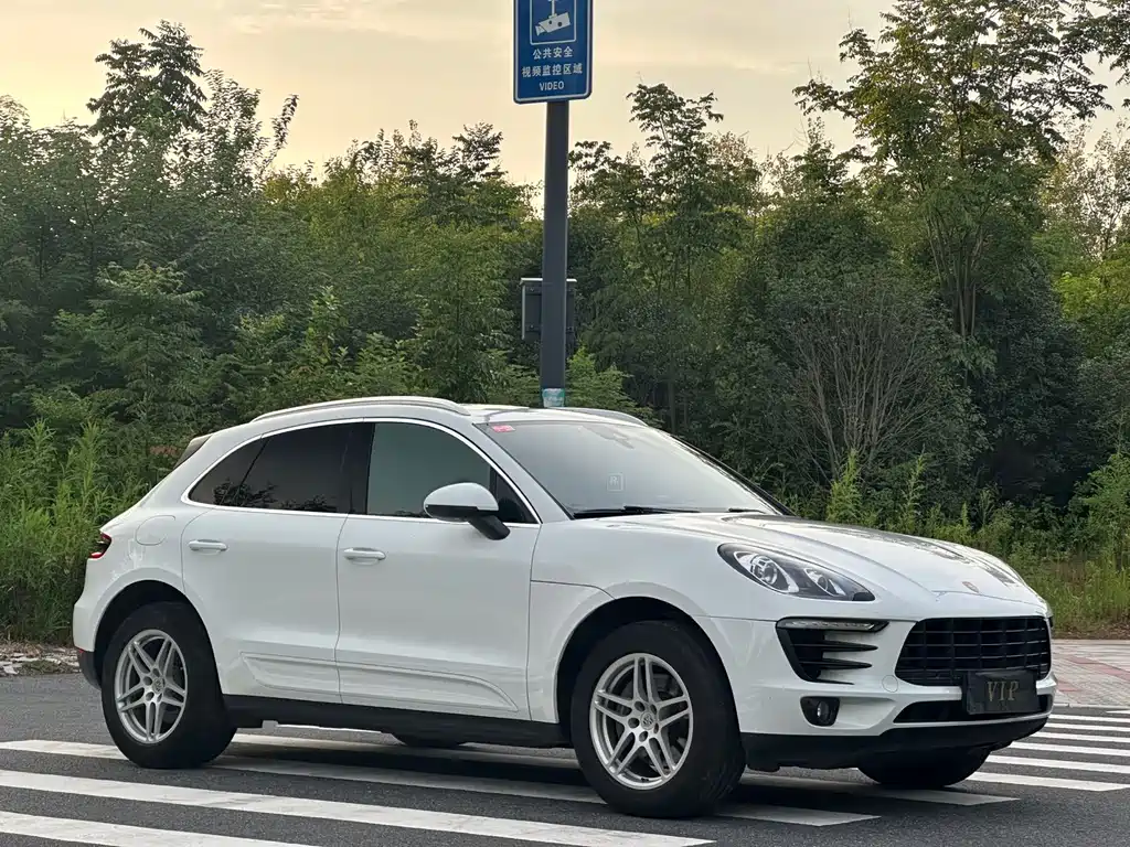 PORSCHE MACAN