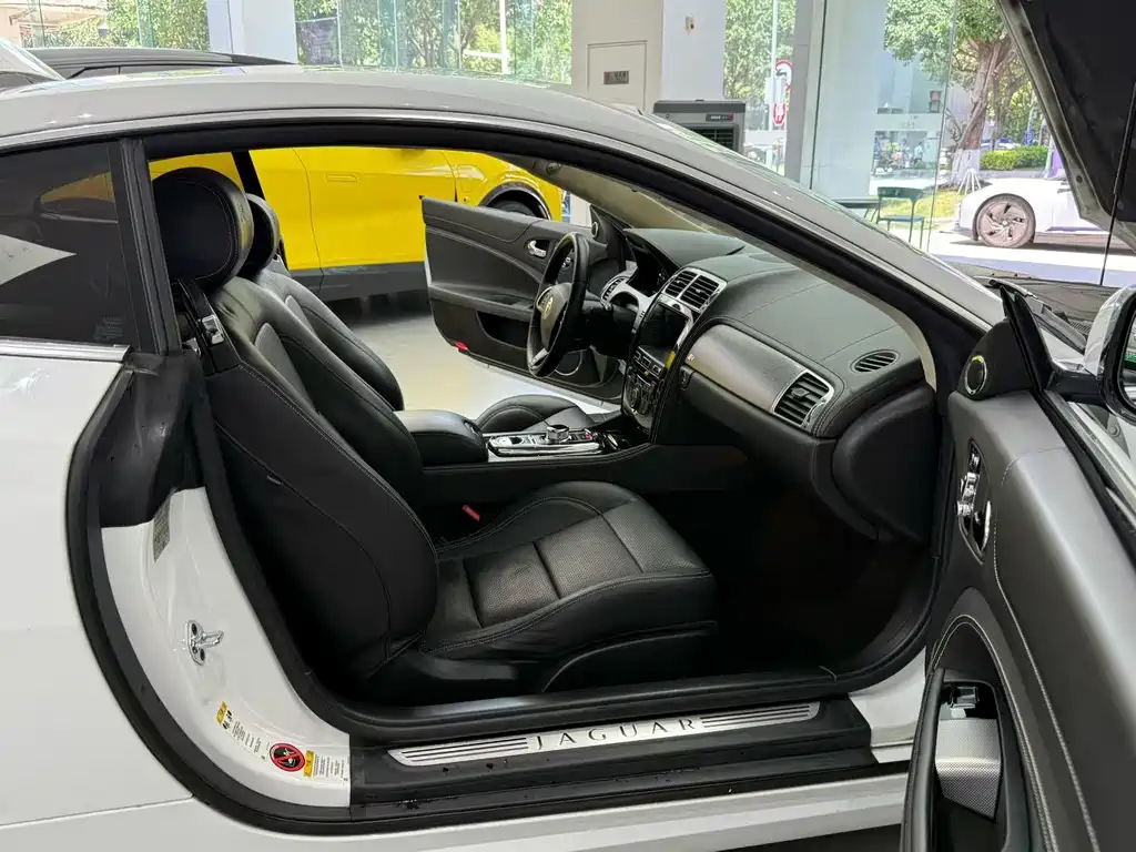 Jaguar XK — миниатюра 7