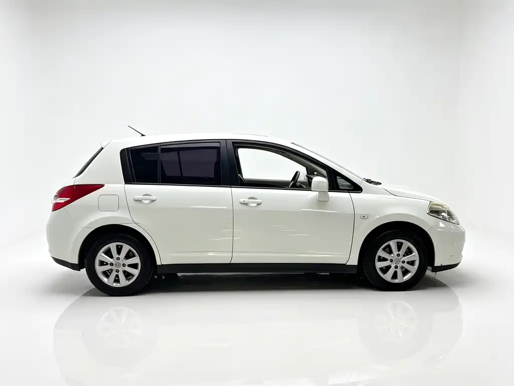 Nissan Tiida — миниатюра 7