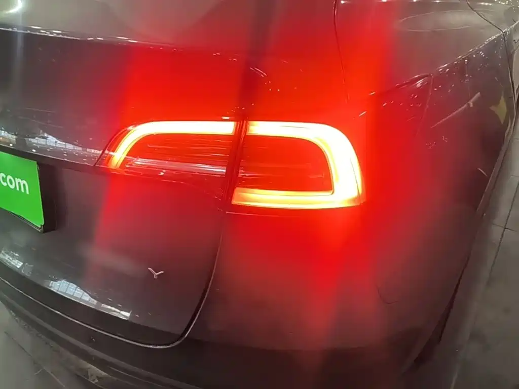 Tesla Model Y — миниатюра 8