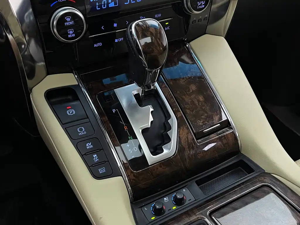 Toyota Alphard — миниатюра 9