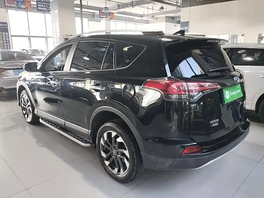 Toyota RAV4 — миниатюра 5