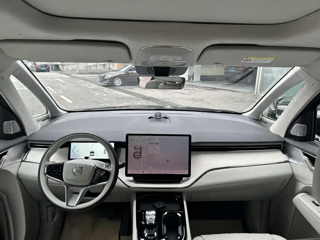Volvo EM90 2025 Ultra мест