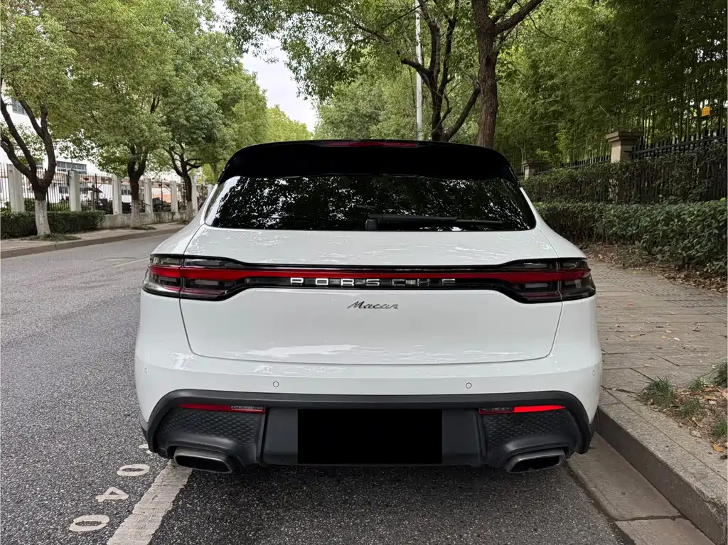PORSCHE MACAN