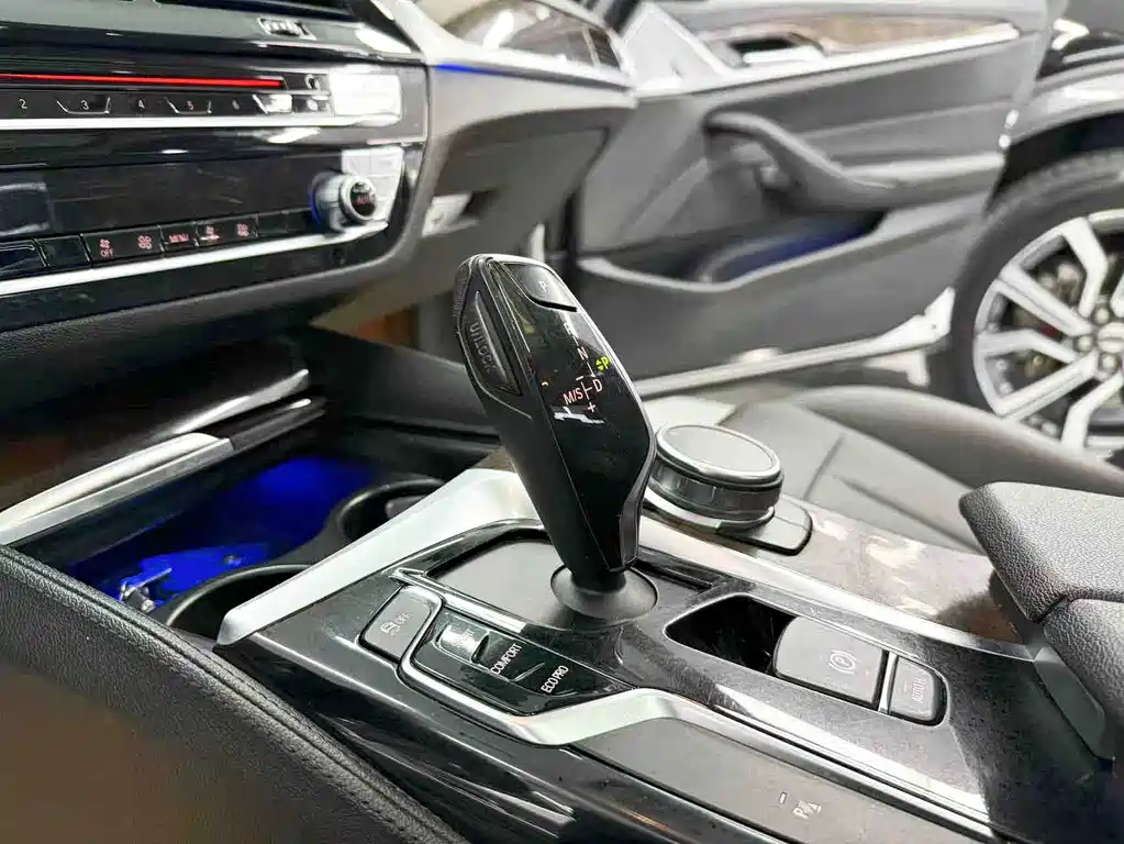 BMW 5 Series — миниатюра 12
