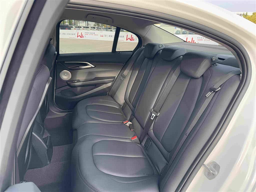 BMW 1 Series 1.5 л 2023 г. Белый, пробег 43000 км