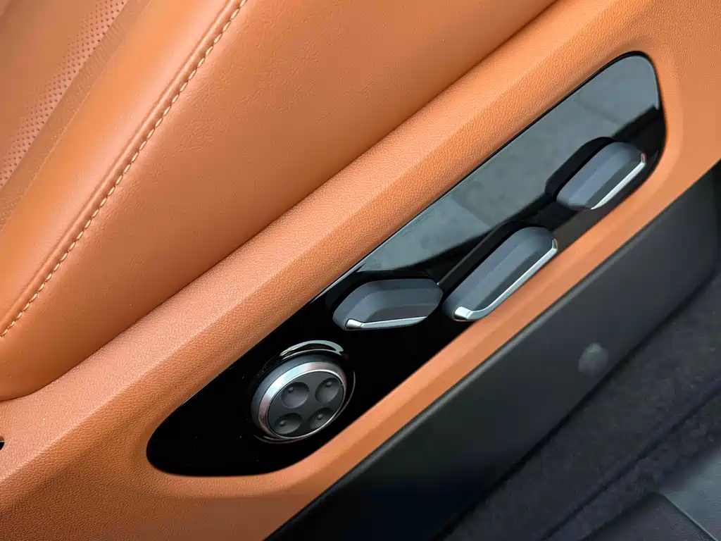 AITO ASK THE WORLD M9