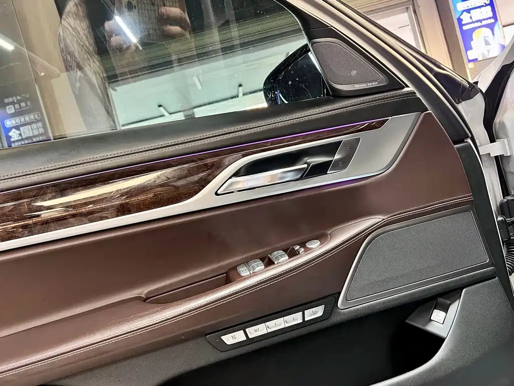 BMW 7 Series — миниатюра 24