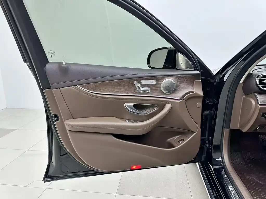 Mercedes-Benz E-Class — миниатюра 14