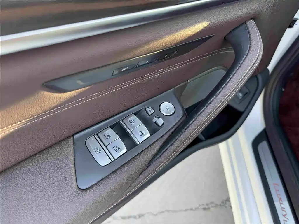 BMW 5 Series — миниатюра 8